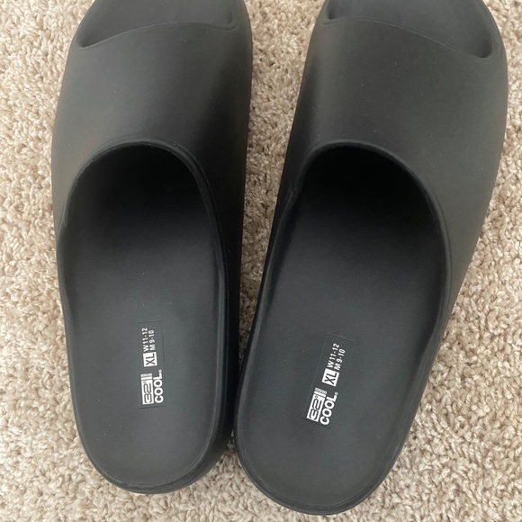 New Without Tag Men’s Slip On Sandals Size XL 11-12 - Picture 2 of 5